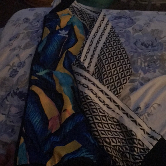 Beautiful adidas jacket selling because to small - Picture 4 of 4